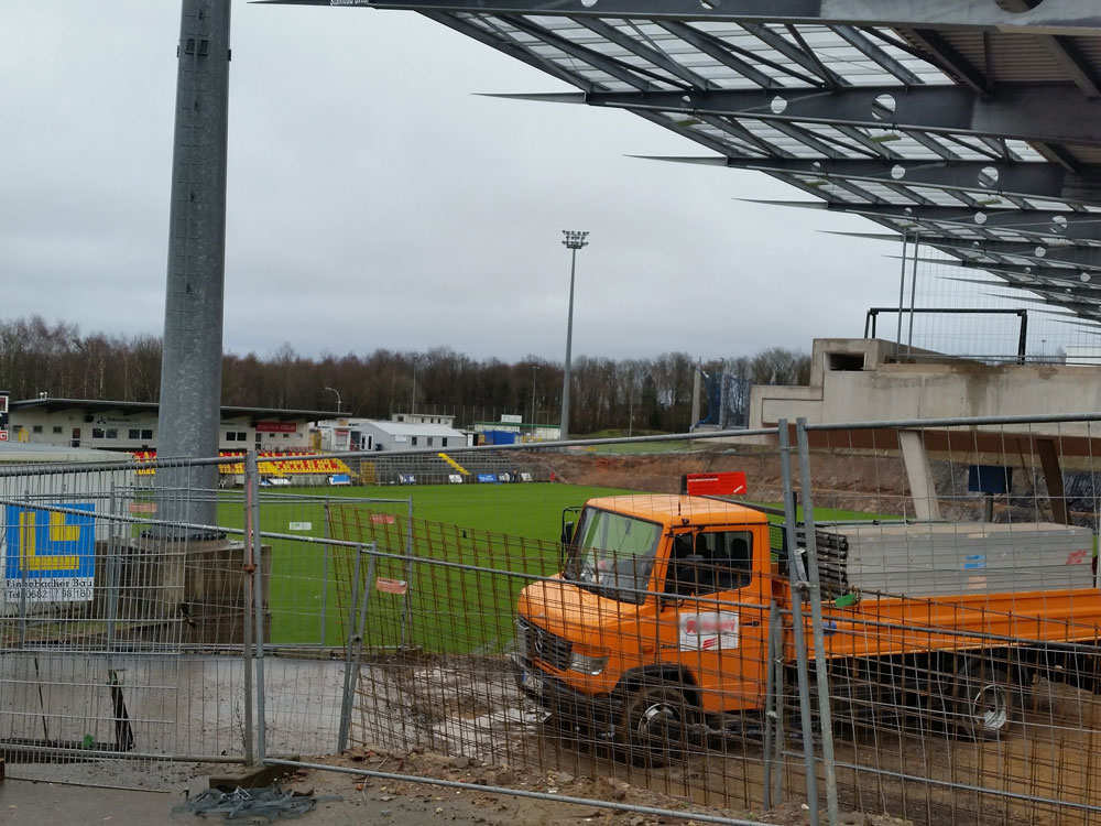 Das Waldstadion an der Kaiserlinde in Elversberg, hier ein Archivfoto der Baustelle 2015, wäre aktuell wohl die einzige Arittliga-Alternative für den FCS. (Foto: Hell)