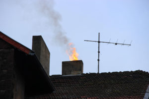Kaminbrände werden meistens von Passanten an den aus dem Rauchabzug schlagenden Flammen bemerkt (Foto: Hell/Archiv)