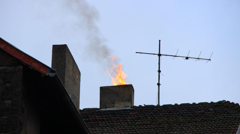 Kaminbrände werden meistens von Passanten an den aus dem Rauchabzug schlagenden Flammen bemerkt (Foto: Hell/Archiv)