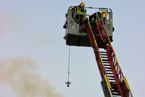 Mit dem Kehrgrät befreit die Feuerwehr den Kaminschacht von restlichem Ruß und Glutnestern.
