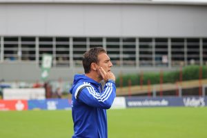 "Du weißt doch! Fallen lassen und schreien!", ruft der Karbacher Co-Trainer Klasen auf's Spielfeld, nachdem einer seiner Spieler in einem aggressiven Zweikampf vom Ball getrennt wurde. (Foto: Hell)