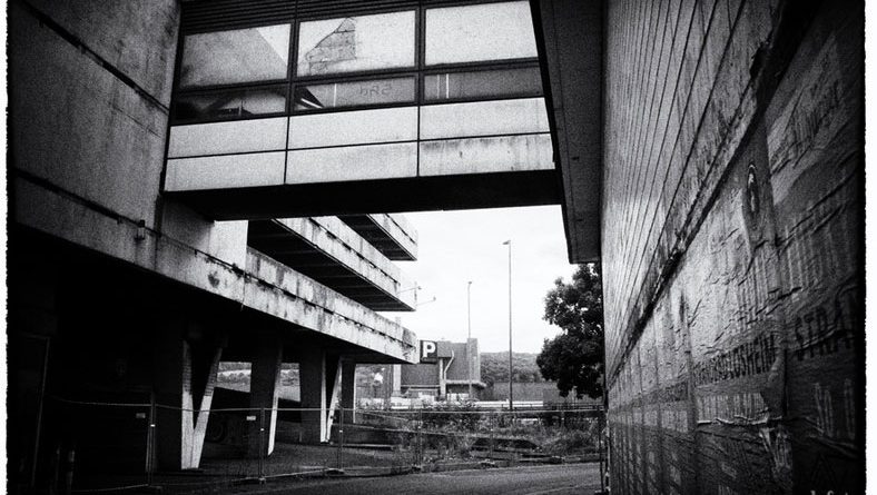 Die Brücke zwischen Parkhaus und Kaufhaus (Foto: D. Schumann)