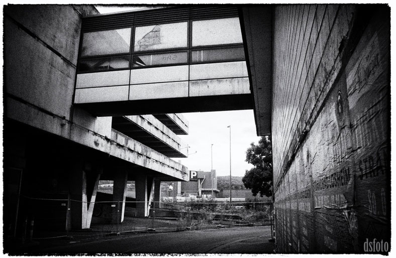 Die Brücke zwischen Parkhaus und Kaufhaus (Foto: D. Schumann)