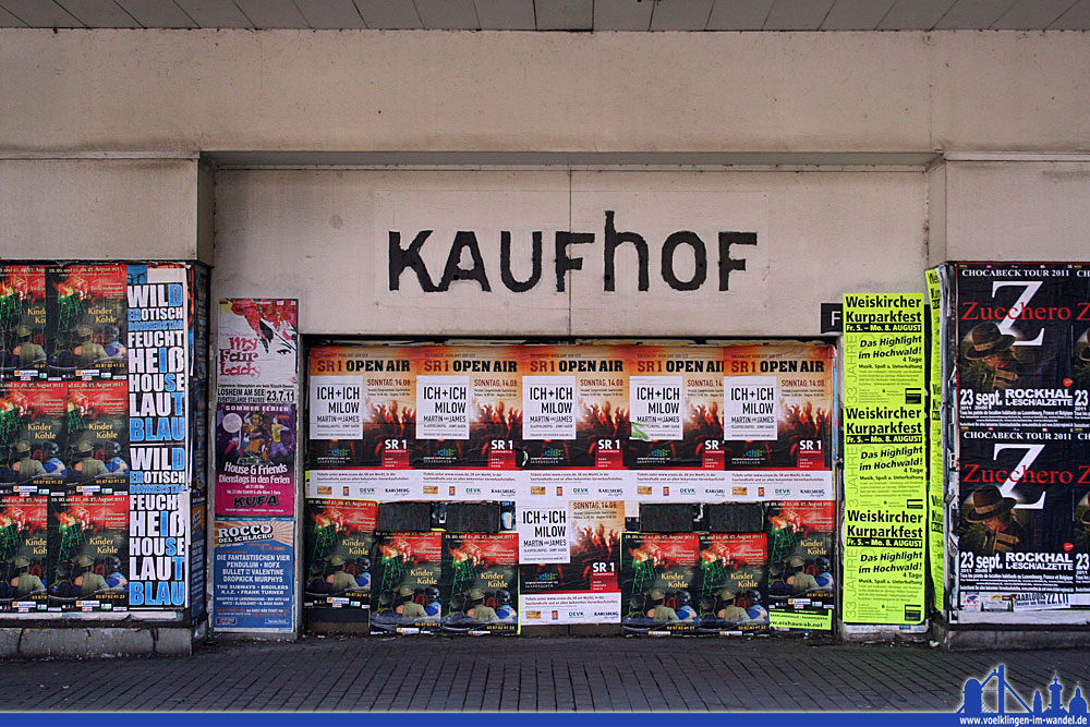 Der Haupteingang wird seit Jahren von Veranstaltungsplakaten luftdicht versiegelt (Foto: Hell)