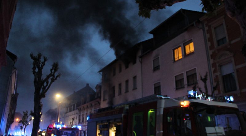 Die Feuerwehr konnte alle im Haus befindlichen Personen vor dem giftigen Rauchgas retten (Foto: Hell)