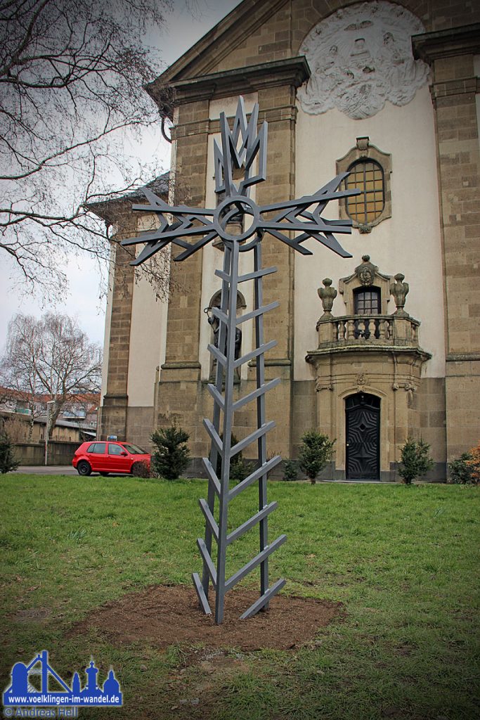 Das Kreuz vor der Versöhnungskirche. (Foto: Hell)