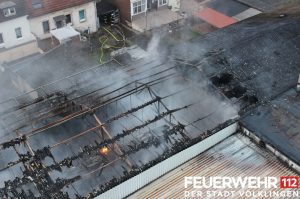 Die ausgebrannte Lagerhalle in Mitten der Wohnbebauung. Ein Brandnest ist noch deutlich zu sehen (Foto: Feuerwehr Völklingen)