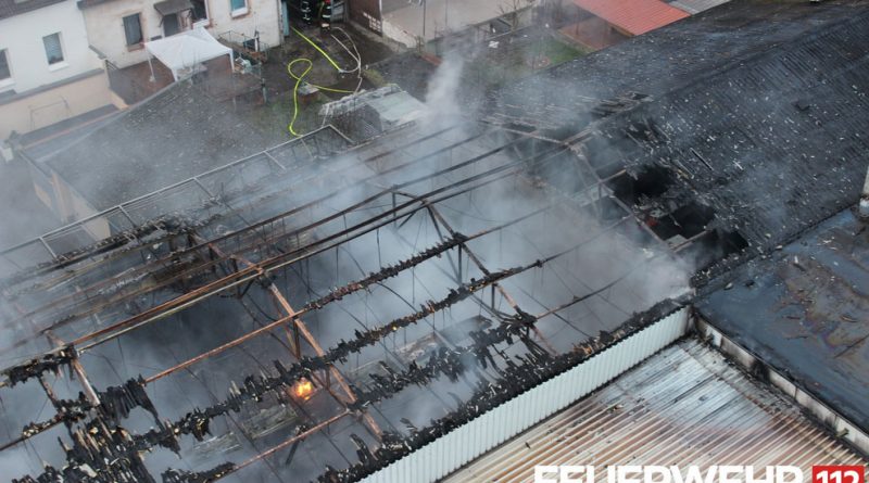 Die ausgebrannte Lagerhalle in Mitten der Wohnbebauung. Ein Brandnest ist noch deutlich zu sehen (Foto: Feuerwehr Völklingen)