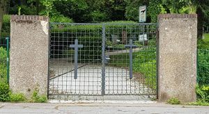 Noch immer ist das Eingangstor leer, man sieht nur noch die Dübellöcher (Foto: Hell)