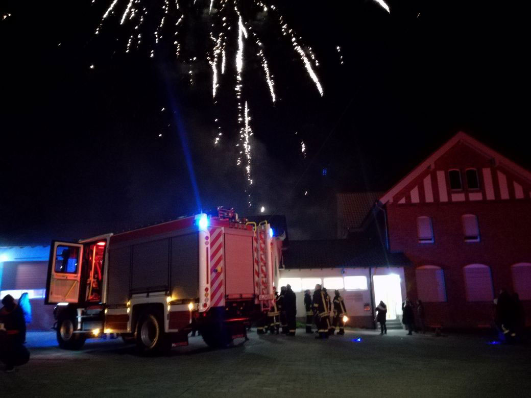 Das neue Löschfahrzeug wurde in Fürstenhausen mit Feuerwerk Willkommen geheißen (Leserforto)