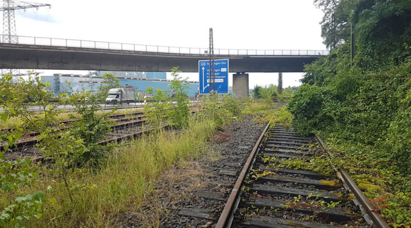 Die seit 2016 ungenutzte Bahnstrecke wäre dabei die Alternative zur parallel durch das Saartahl führenden A620 (Foto: Hell)