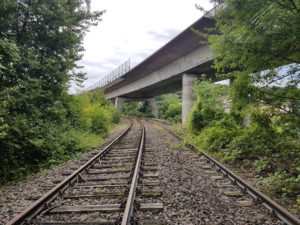 Gerade die Großregion Völklingen-Warndt, über Wadgassen bis Überherrn lebt von einer Infrastruktur, die größtenteils in die Jahre gekommen und stark sanierungsbedürftig ist. Jede einzelne Sperrung der A 620 hat massive Verkehrsbehinderungen links und rechts der Saar zur Folge. (Foto: Hell)