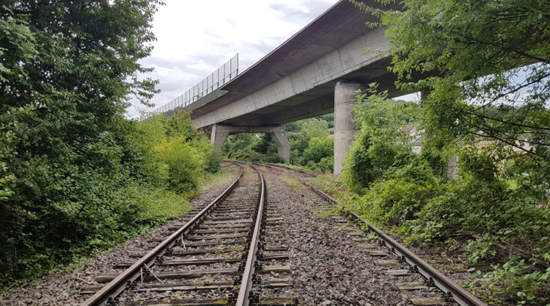 Gerade die Großregion Völklingen-Warndt, über Wadgassen bis Überherrn lebt von einer Infrastruktur, die größtenteils in die Jahre gekommen und stark sanierungsbedürftig ist. Jede einzelne Sperrung der A 620 hat massive Verkehrsbehinderungen links und rechts der Saar zur Folge. (Foto: Hell)