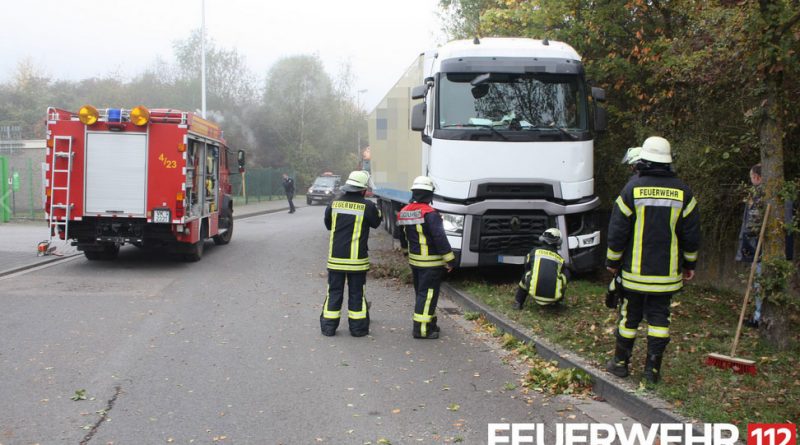 Die Feuerwehr befreit den LKW vom verklemmten Baum (Foto: FFW Völklingen)