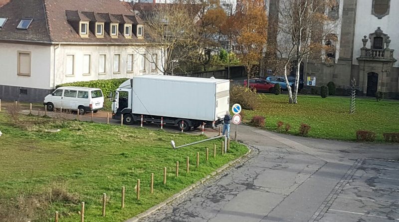 Der LKW verfing sich am Kabel und riss so eine Laterne mit, die so irreparabel beschädigt wurde (Foto: Hell)