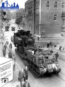 Der Transport passiert das Amtsgericht, und erklimmt den Heidstock. © Eisenbahnstiftung