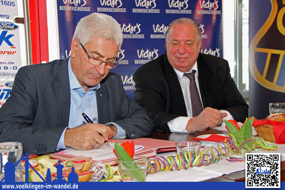 Lorig unterzeichnet den Mietvertrag (rechts FCS-Präsident Ostermann) - Foto: A.Hell