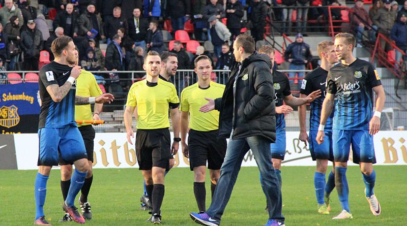 Dirk Lottner zeigt sich sportlich, reicht dem Schiedsrichtergespann trotz Fehlentscheidungen nach dem Spiel die Hand und beruhgt die erhitzten Gemüter seiner Spieler (Foto: Hell)