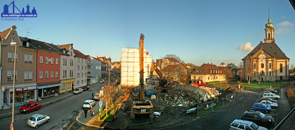 Im nächsten Schritt geht es dar um die Neugestaltung der Freifläche an der Poststraße gehen, die durch den Abriss des Martin-Luther-Hauses an der Versöhnungskirche entstanden ist. Sowohl für diesen Bereich als auch für die Kirchenzufahrt und den Kinderspielplatz ist eine Neustrukturierung geplant, um den Platz für die Bevölkerung zu öffnen und zu einer nutzbaren Freifläche für das Wohnquartier auszubauen.