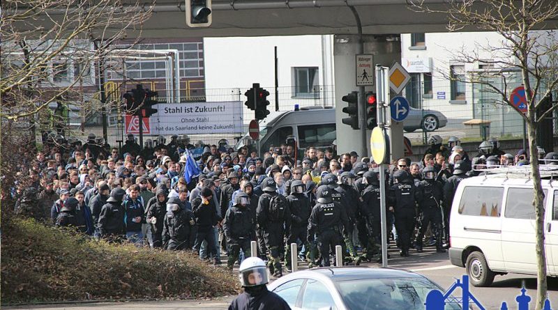 Die Polizei begleitete die Fans aus Mannheim bereits vor einem halben Jahr durch Völklingen (Foto: Hell)