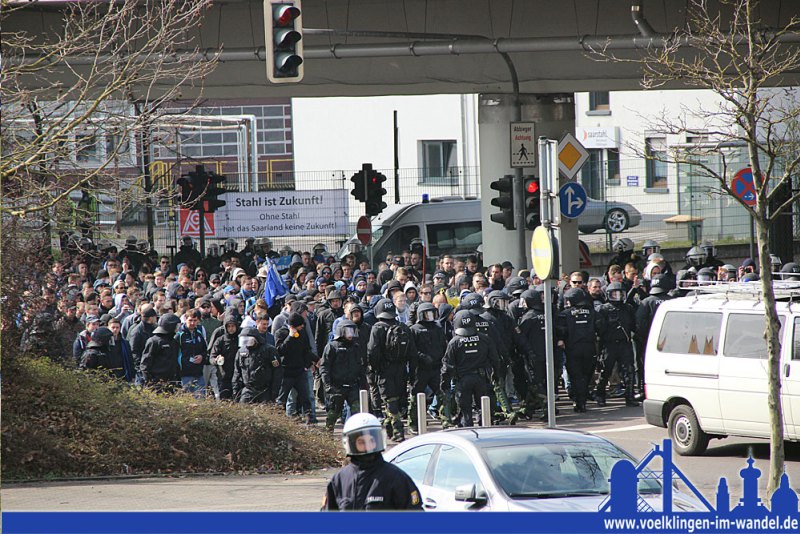 Die Polizei begleitete die Fans aus Mannheim bereits vor einem halben Jahr durch Völklingen (Foto: Hell)