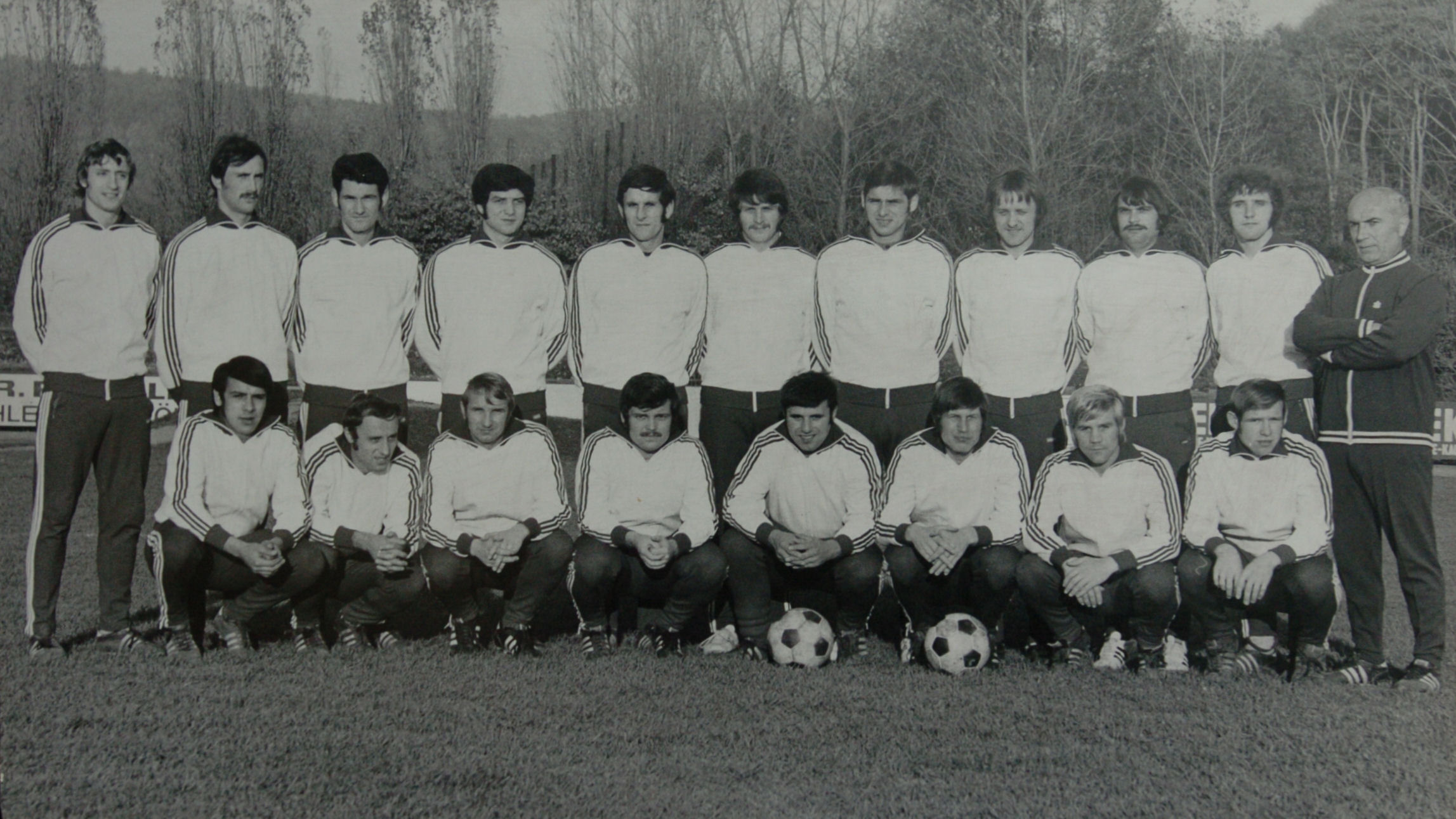 1. Mannschaft 1972: Südwestdeutscher Vizemeister. SV Röchling Völklingen 06 1. Aufstiegsrunde zur 1. Bundesliga Stehend: Kremer, Hommrich, Geimer, Müller, Schunk, Schuchmann, Fuhrmann, Kowalczik, Kraus, Rossellen, Trainer Momirski Knieend: Spohr, Schygulla, Pecka, Pötzschke, Kirsch, Stars, Ondera, Link Foto: Sammlung svr06.de