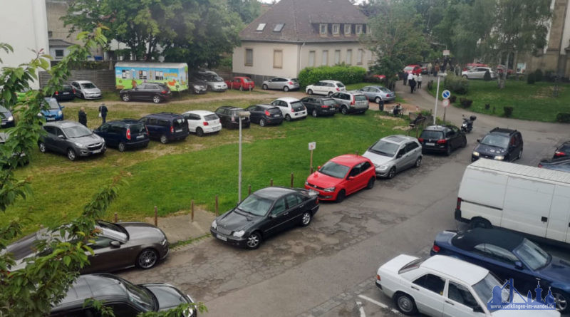 Ein weiterer Wunsch blieb den Bürgern bereits verwehrt: Sie forderten mehr Parkplätze, den Bedarf macht dieses Foto deutlich. Dies verweigerten die Förderer des Bauprojekts. (Foto: Hell 2019 /Archiv)