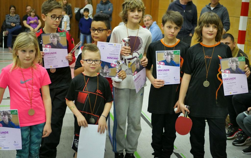 Die Sieger der insgsamt drei Alterklassen. Mädchen spielten bei den Jungs mit. Foto: TTC Lauterbach