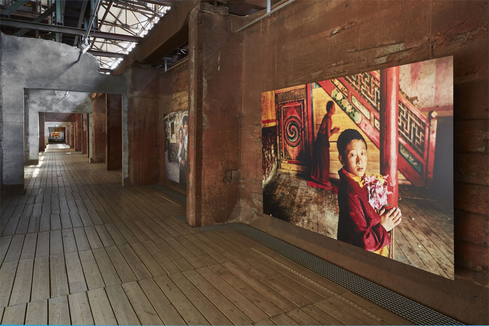 Die Ausstellung "Steve McCurry. Buddhismus - Fotografien 1985 bis 2013" im Weltkulturerbe Völklinger Hütte Copyright: Weltkulturerbe Völklinger Hütte/Hans-Georg Merkel