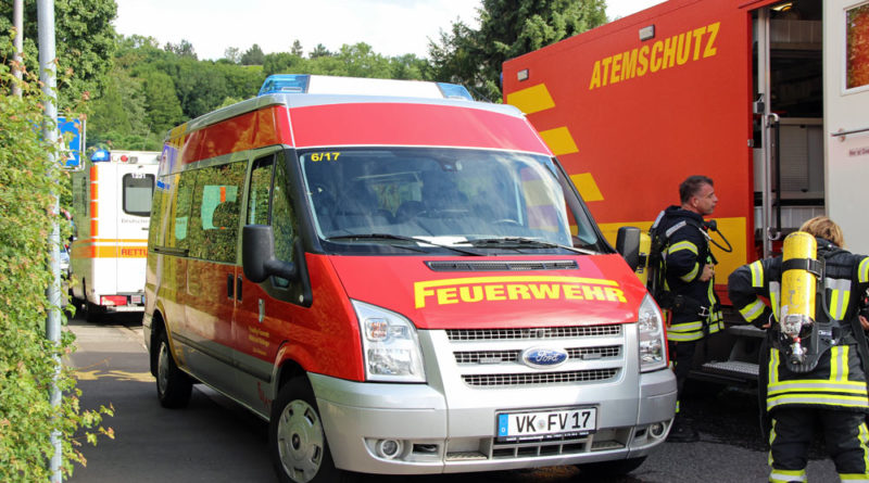 Der gebraucht angeschaffte Mannschafttransportwagen dient unter anderem als Zubringerfahrzeug für die Einsatzleitwagen-Unterstützungsmannschaft des Löschbezirks Geislautern. Als weitere Zusatzbeladung ist auf diesem Fahrzeug der Quadrokopter der Feuerwehr Völklingen verladen. Mit diesem können Erkundungen bei größeren Schadenslagen durchgeführt werden können. (Foto: Hell/Text: FFW)