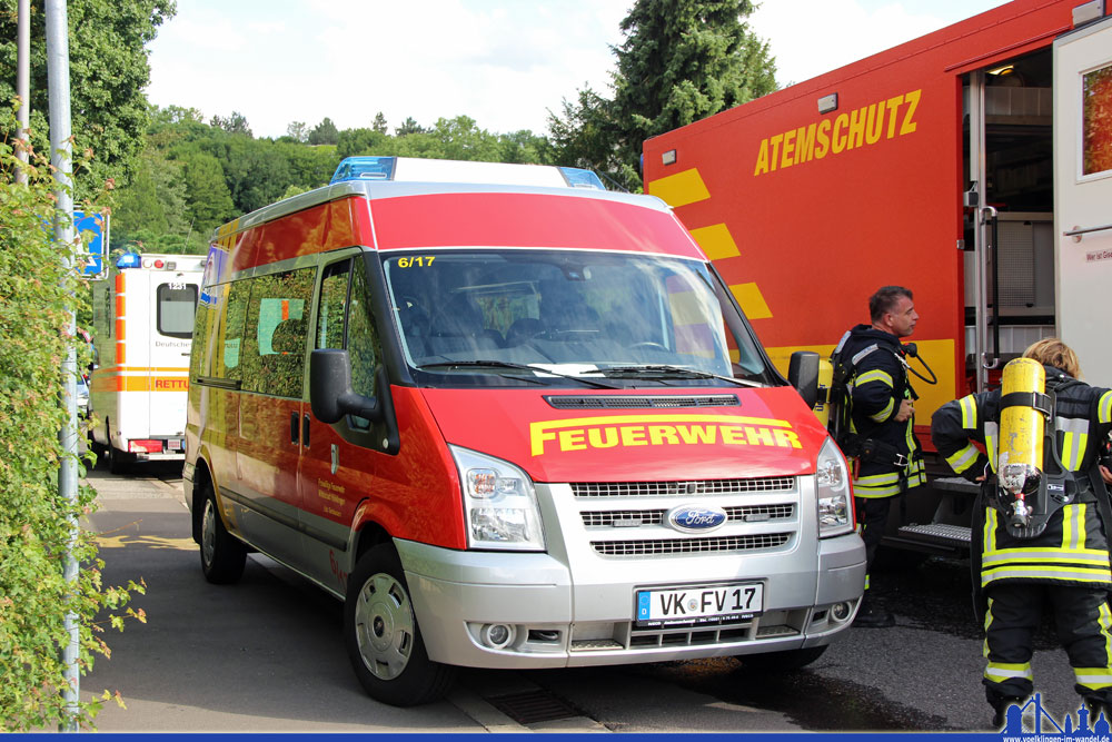 Der gebraucht angeschaffte Mannschafttransportwagen dient unter anderem als Zubringerfahrzeug für die Einsatzleitwagen-Unterstützungsmannschaft des Löschbezirks Geislautern. Als weitere Zusatzbeladung ist auf diesem Fahrzeug der Quadrokopter der Feuerwehr Völklingen verladen. Mit diesem können Erkundungen bei größeren Schadenslagen durchgeführt werden können. (Foto: Hell/Text: FFW)