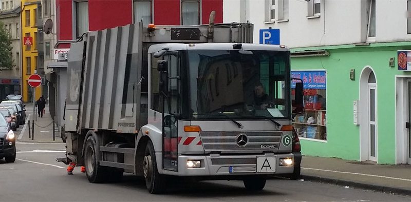 Die Müllabfuhr unterwegs in der Poststraße (Foto: Hell)