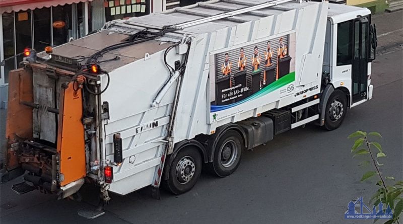 Bei der Arbeit: Das Entsorgungsunternehmen sammelt den Müll ein (Foto: Hell)