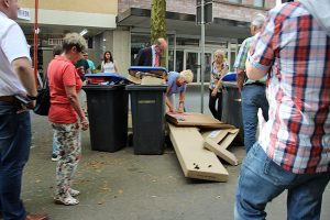 Müllablagerungen mitten in der Poststraße, "gegrönt" von einem Hundehaufen (Foto: Hell)