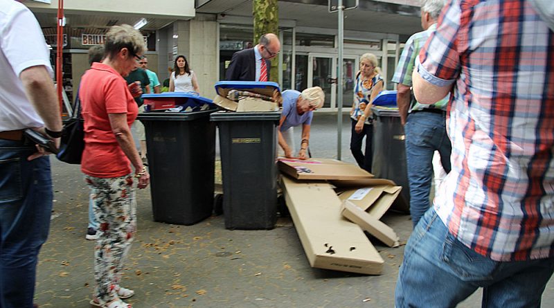 Müllablagerungen mitten in der Poststraße, "gekrönt" von einem Hundehaufen (Foto: Hell)