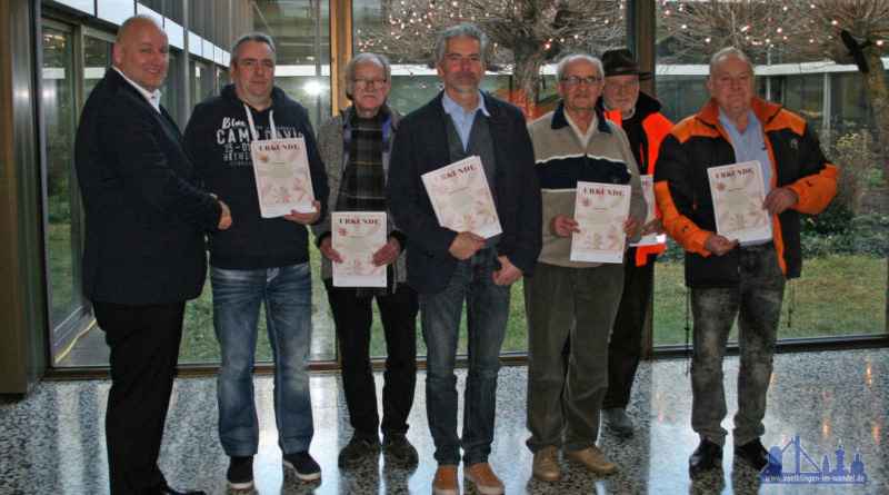 Bürgermeister Sellen überreicht die Urkunden: Neben den bisherigen Naturschutzbeauftragten Friedrich Duchêne, Eric Duval, Horst Heck, Lothar Hayo und Klaus Udenhorst wurde mit Manfred Lissel ein weiterer Mitstreiter in die Riege der Naturschützer aufgenommen. (Foto: Stadt)