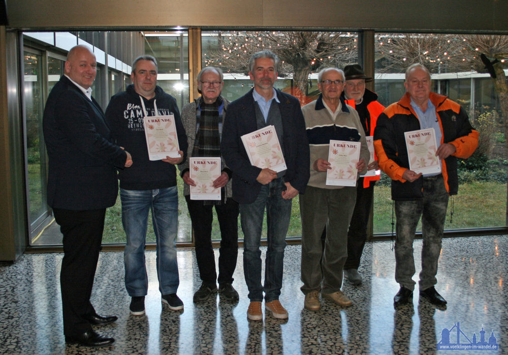 Bürgermeister Sellen überreicht die Urkunden: Neben den bisherigen Naturschutzbeauftragten Friedrich Duchêne, Eric Duval, Horst Heck, Lothar Hayo und Klaus Udenhorst wurde mit Manfred Lissel ein weiterer Mitstreiter in die Riege der Naturschützer aufgenommen. (Foto: Stadt)