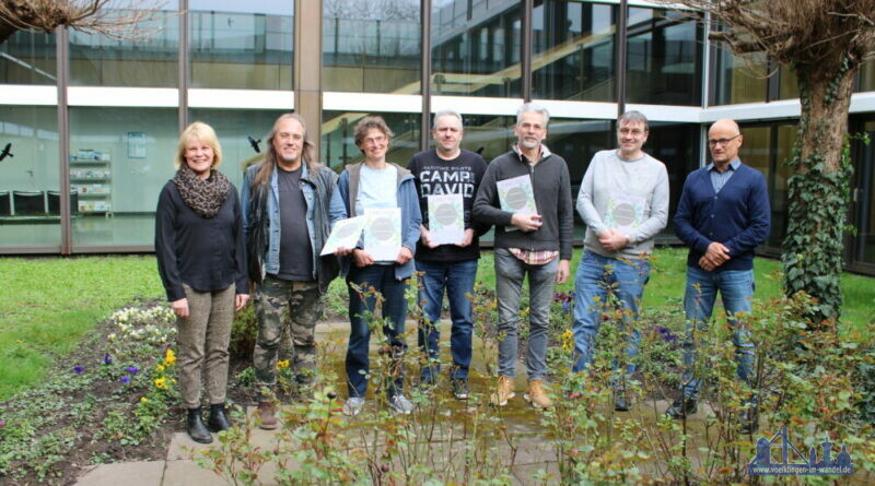Oberbürgermeisterin Christiane Blatt mit den Völklinger Naturschutzbeauftragten für die Amtszeit 2023 - 2028, Ludwig Heil, Sabine Laval, Eric Duval, Friedrich Duchêne, Rainer Wasiela (v.l.n.r.) und Wolfgang Paquet (Stadt Völklingen, Fachdienst Stadtplanung und -entwicklung); nicht abgebildet: Naturschutzbeauftragter Manfred Lissel. (Foto: Stadt Völklingen)