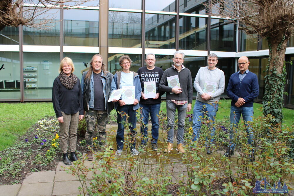 Oberbürgermeisterin Christiane Blatt mit den Völklinger Naturschutzbeauftragten für die Amtszeit 2023 - 2028, Ludwig Heil, Sabine Laval, Eric Duval, Friedrich Duchêne, Rainer Wasiela (v.l.n.r.) und Wolfgang Paquet (Stadt Völklingen, Fachdienst Stadtplanung und -entwicklung); nicht abgebildet: Naturschutzbeauftragter Manfred Lissel. (Foto: Stadt Völklingen)
