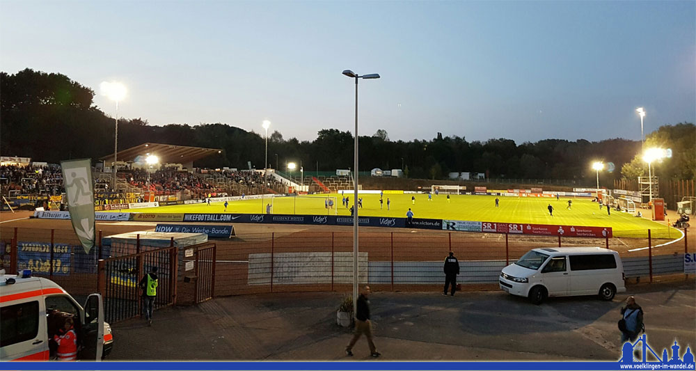 Nur Dank fünf zusätzlicher Flutlichtmasten gab es mit der Sicht im Hermann-Neuberger-Stadion bei Abendspielen keine Probleme, für die 3. Liga wäre eine größere Anlage notwenig - doch wär trägt bei solchen Investitionen die Folgekosten, wenn der FCS wieder auszieht? (Foto: Hell)