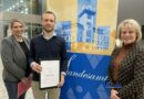 Foto (Stadt Völklingen): Julia Lauer, Leiterin des Standesamtes (links), und Oberbürgermeisterin Christiane Blatt freuen sich über die personelle Verstärkung durch Jan Rein.
