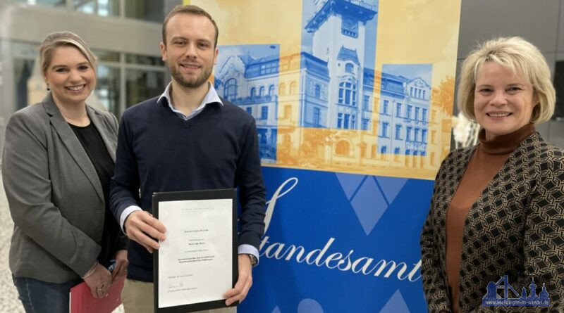 Foto (Stadt Völklingen): Julia Lauer, Leiterin des Standesamtes (links), und Oberbürgermeisterin Christiane Blatt freuen sich über die personelle Verstärkung durch Jan Rein.