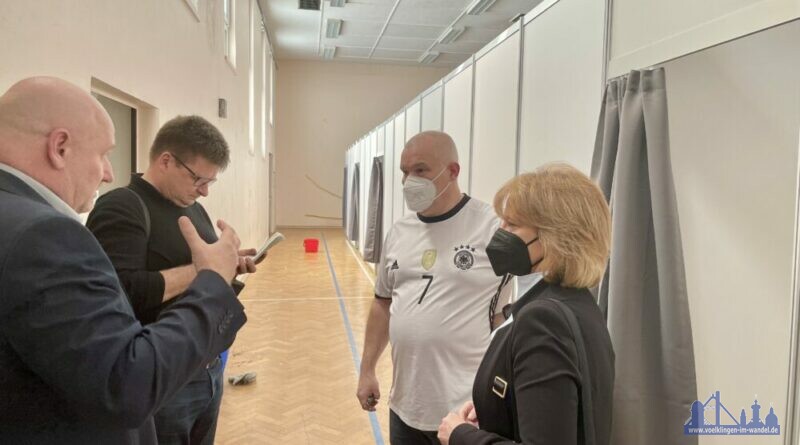 Oberbürgermeisterin Christiane Blatt und Bürgermeister Christof Sellen machen sich ein Bild von der Notunterkunft in der Turnhalle Saarstraße (Stadt Völklingen, Lars Hüsslein).