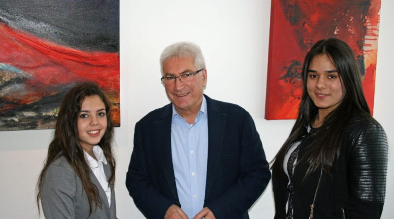 Tia Aggoune und Amanda Salja mit dem Rathauschef Oberbürgermeister Klaus Lorig (Foto: Stadt VKL)