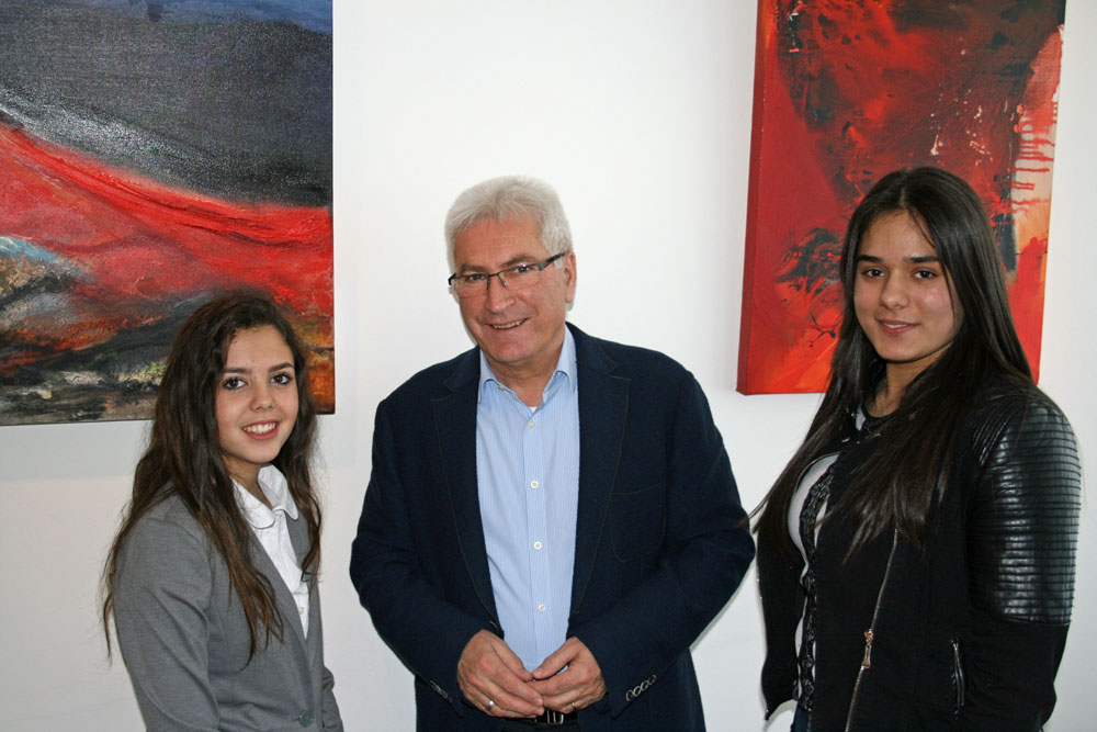 Tia Aggoune und Amanda Salja mit dem Rathauschef Oberbürgermeister Klaus Lorig (Foto: Stadt VKL)