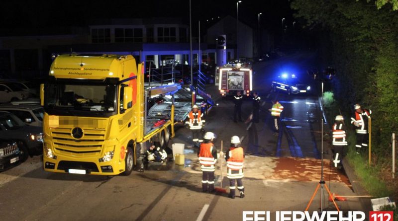 An einem LKW kam es zu einer Undichtigkeit am Tank. Die Einsatzkräfte streuten bereits ausgelaufenen Diesel ab und nahmen diesen auf. Der Tank wurde abgedichtet und noch im Tank befindlicher Diesel abgepumpt. Für die Dauer des Einsatzes der Feuerwehr musste die B51 zeitweise komplett gesperrt werden. Nach Eintreffen einer Fachfirma wurde die Einsatzstelle an die Polizei übergeben. (Foto: Feuerwehr Völklingen)