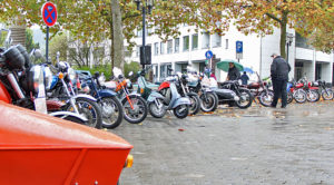 Es gab sogar hart gesottene Biker, die trotz Regens den Korso in Völklingen nicht verpassen wollten. (Foto: Hell)