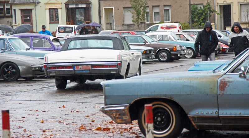 "Die Autos sind doch nicht nur für's Trockene!", sagte ein Oldtimerfreund. (Foto: Hell)