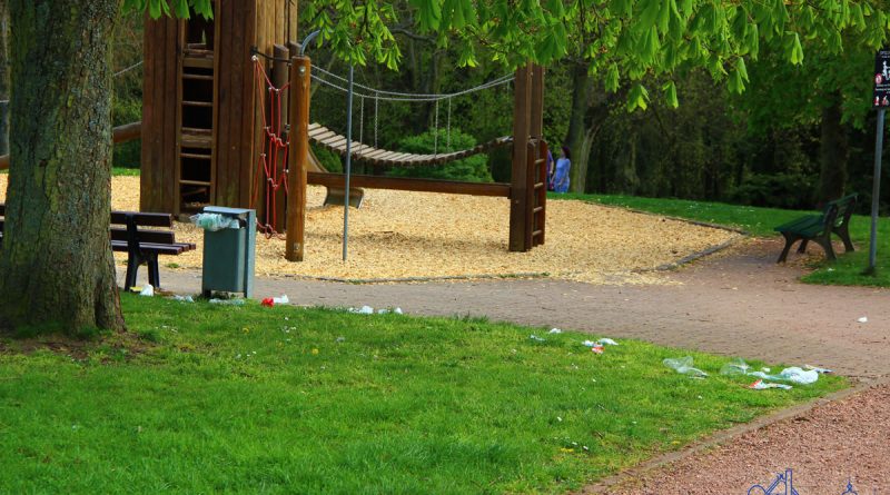 Müll in Parkanlagen ist nur eines von vielen Problemen in Völklingen (Foto: Hell)