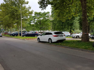 Parken auf dem Gründstreifen oder in Parkanlagen wird durch die Stadt Völklingen in Zukunft nicht mehr akzeptiert. (Foto: Hell)